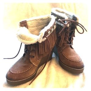 Tan wedge booties w/ fringe and embellishments 8